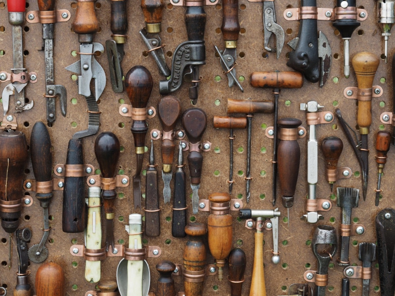 menuisier-HYERES-min_tools_awl_pliers_antique_equipment_work_craft_workshop-669444